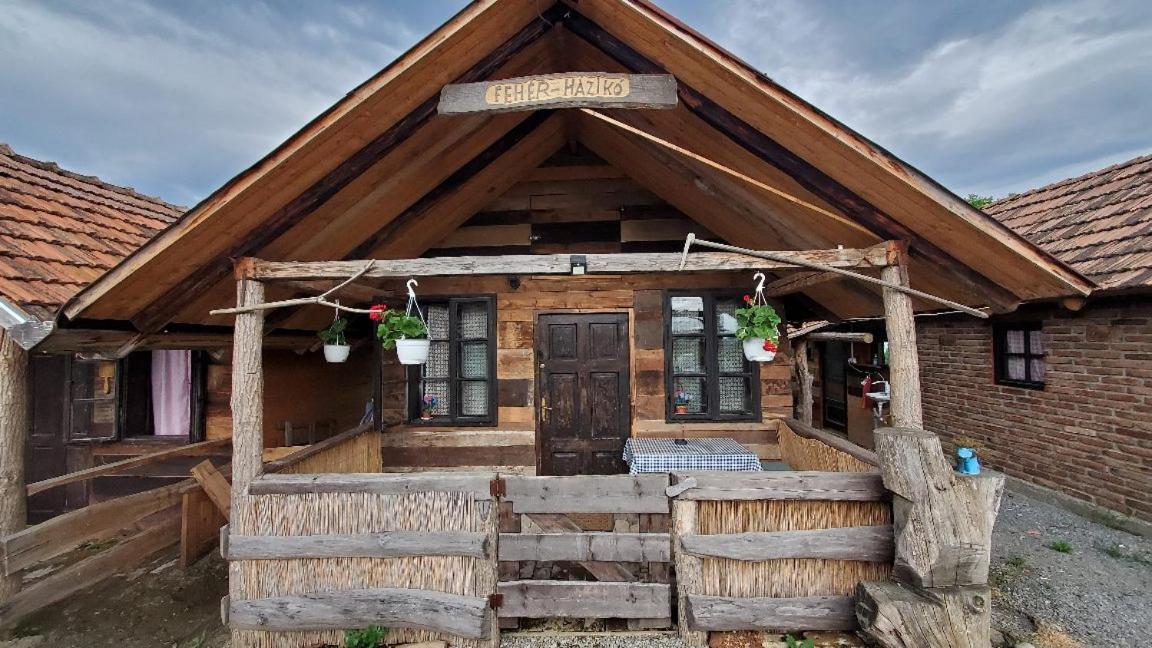 סובאטה Casa Rustic Feher & Fekete Vendeghazak מראה חיצוני תמונה